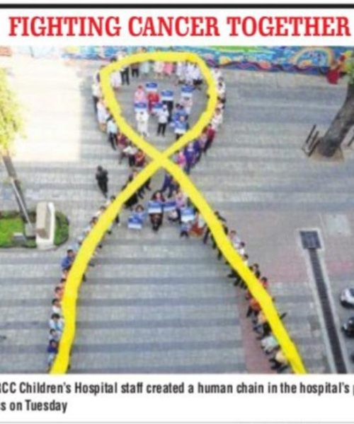 A human chain at SRCC Hospital raises cancer awareness in Mumbai.